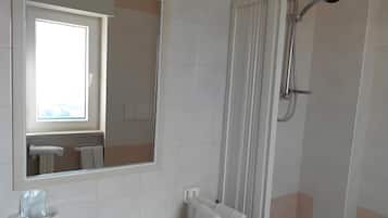 Dusj, hårføner og håndklær