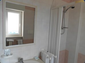 A bathroom with a shower, a mirror, a window, and a towel rack. - Bright B&B with Sea View Balcony - 347 - Santangelo - Pool (Monte Sant'Angelo)
