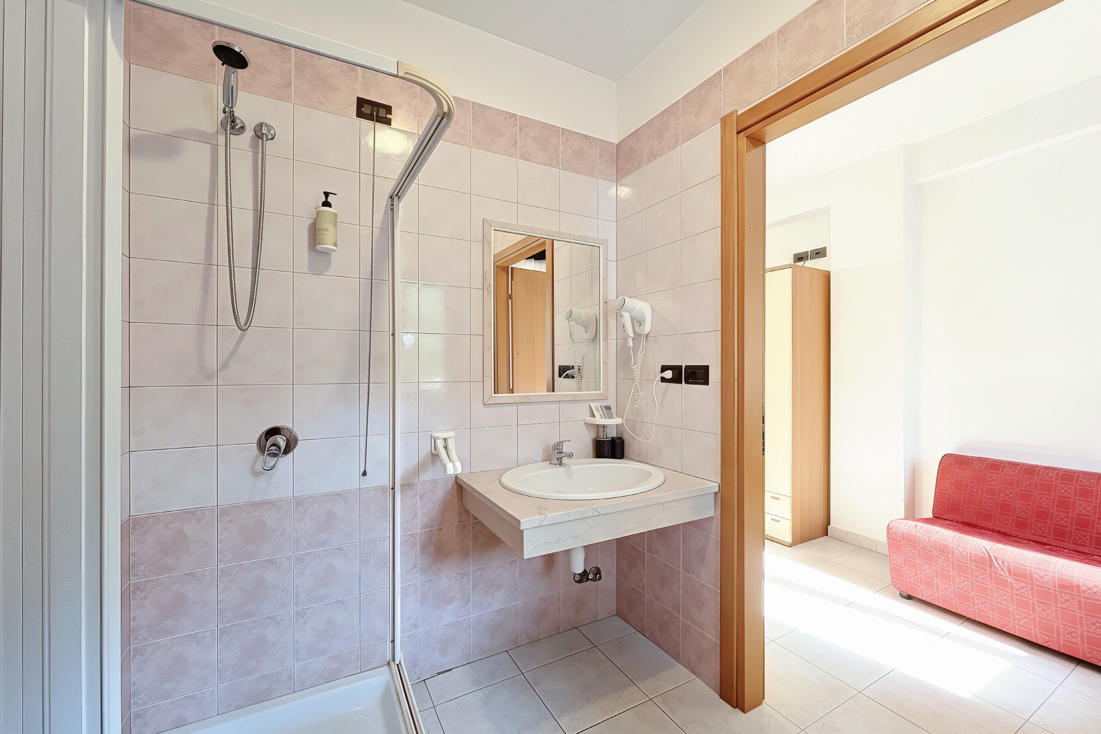 Dusche, Haartrockner, Handtücher