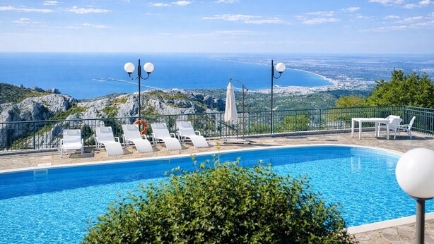 A swimming pool with lounge chairs and a view of the sea. - B&B with Window - 351 - Santangelo - Pool (Monte Sant'Angelo)