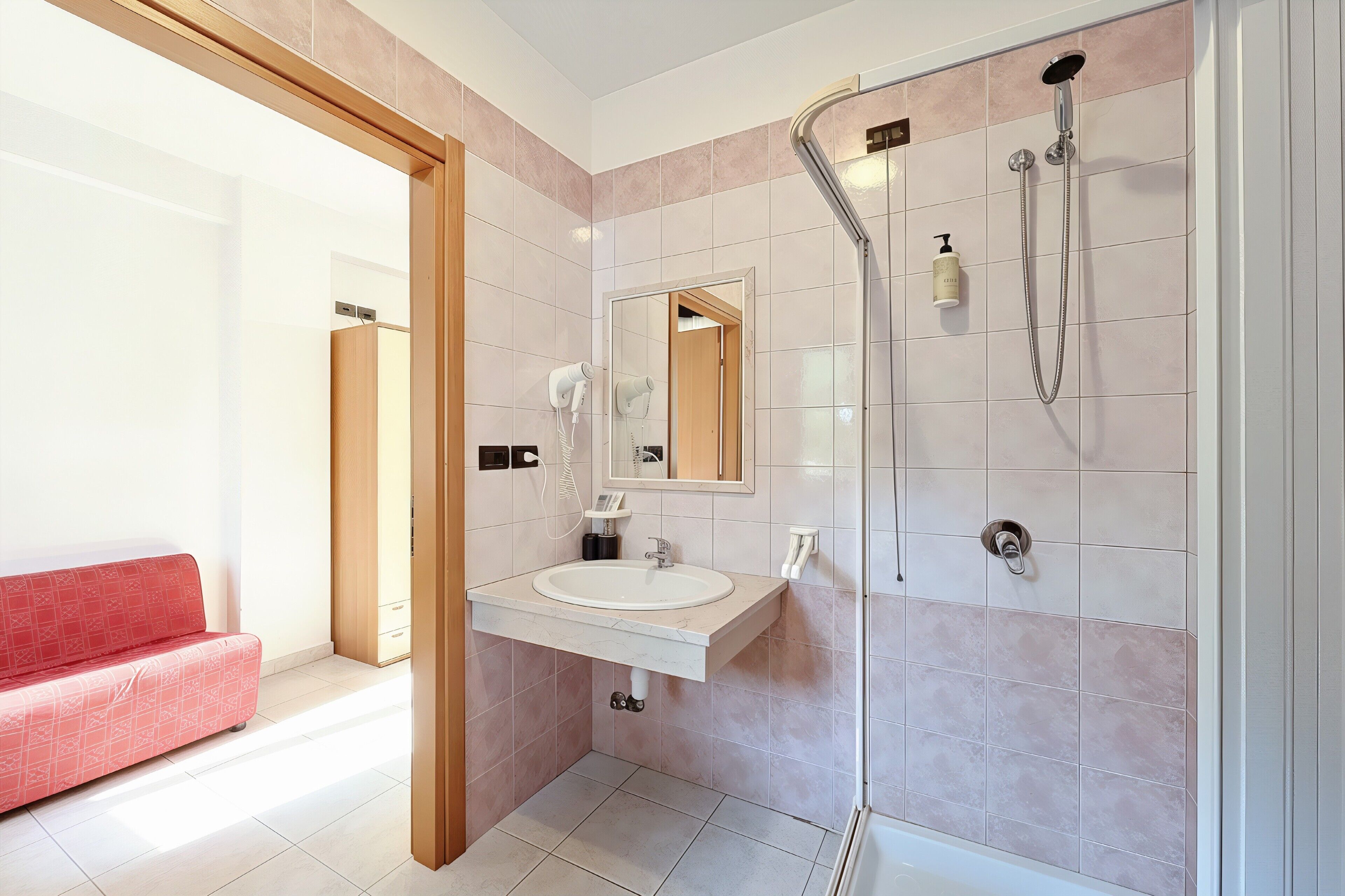 Douche, sèche-cheveux, serviettes fournies