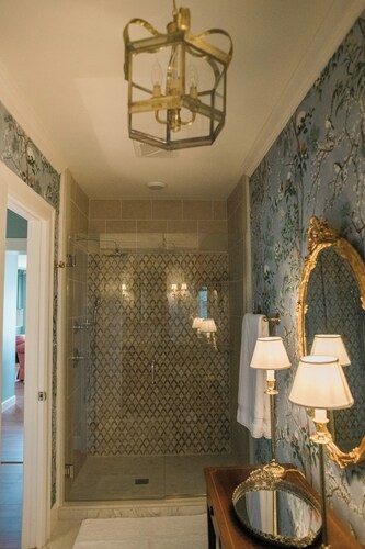 Helena's Cottage: Romantic, Cozy Getaway with Lavish King Bed, Gas Fireplace