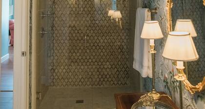 Helena's Cottage: Romantic, Cozy Getaway with Lavish King Bed, Gas Fireplace