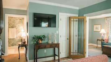 Smart TV, lareira, livros