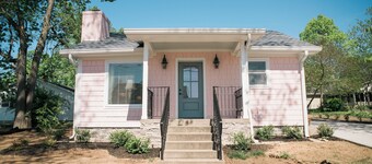 Helena's Cottage: Romantic, Cozy Getaway with Lavish King Bed, Gas Fireplace