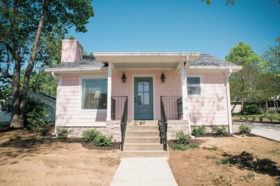 Helena's Cottage: Romantic, Cozy Getaway with Lavish King Bed, Gas Fireplace