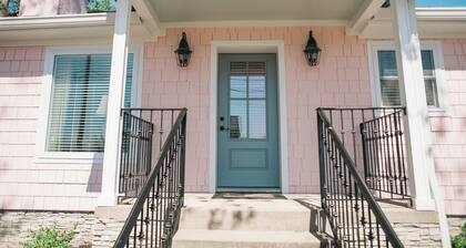 Helena's Cottage: Romantic, Cozy Getaway with Lavish King Bed, Gas Fireplace
