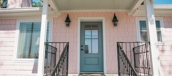 Helena's Cottage: Romantic, Cozy Getaway with Lavish King Bed, Gas Fireplace