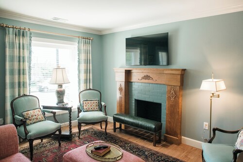 Helena's Cottage: Romantic, Cozy Getaway with Lavish King Bed, Gas Fireplace