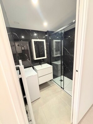 Shower, towels - Naturiste Cap d'Agde Villa Héliovillage 90 (Agde)