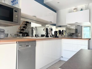 Réfrigérateur, micro-ondes, four, plaque de cuisson