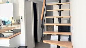 A modern kitchen with a built-in stove, a sink, and a countertop. - Naturiste Cap d'Agde Villa Héliovillage 90 (Agde)