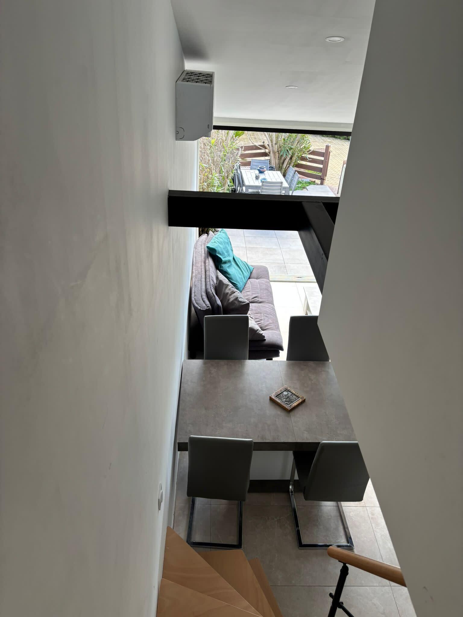 Un intérieur moderne avec un escalier menant à un balcon.