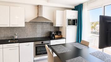 Geladeira, micro-ondas, fogão, cooktop