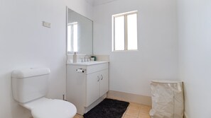 Bathroom - Central Apartment in Sussex Inlet (Sussex Inlet)