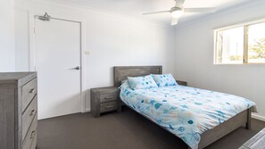 1 bedroom, bed sheets - Central Apartment in Sussex Inlet (Sussex Inlet)