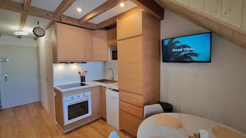 Frigorífico, microondas, horno y placa de cocina