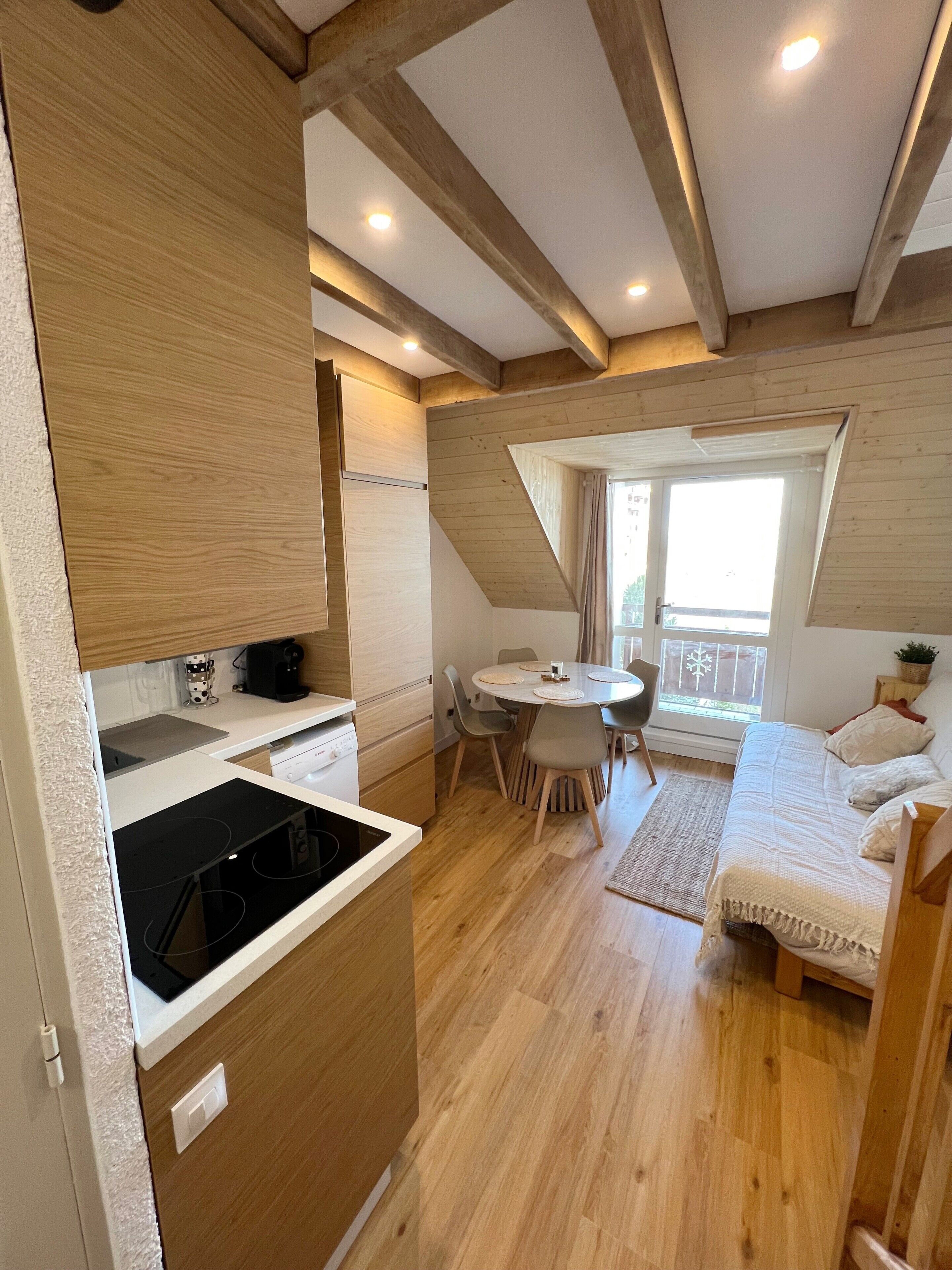 Frigorífico, microondas, horno y placa de cocina