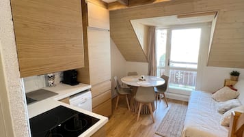 Frigorífico, microondas, horno y placa de cocina