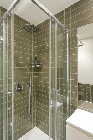 Dusche, Haartrockner, Handtücher