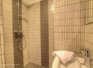 Shower, hair dryer, towels, soap - The villa is a spacious cottage with a private swimming pool. (Afa)