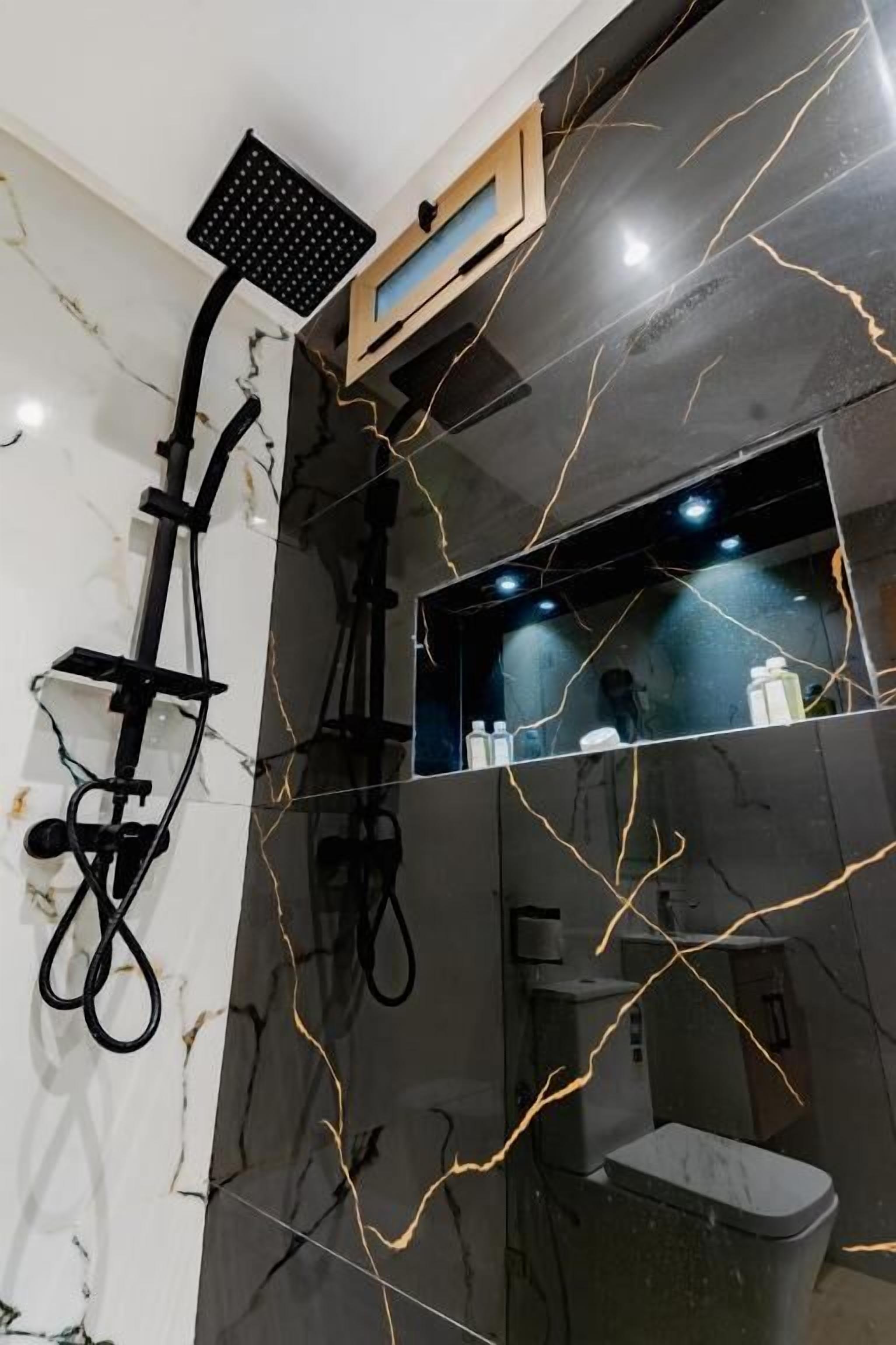 Twin Room | Bathroom | Shower, free toiletries, hair dryer, towels