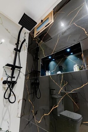 Tomannsrom | Bad | Dusj, toalettartikler (inkludert), hårføner og håndklær