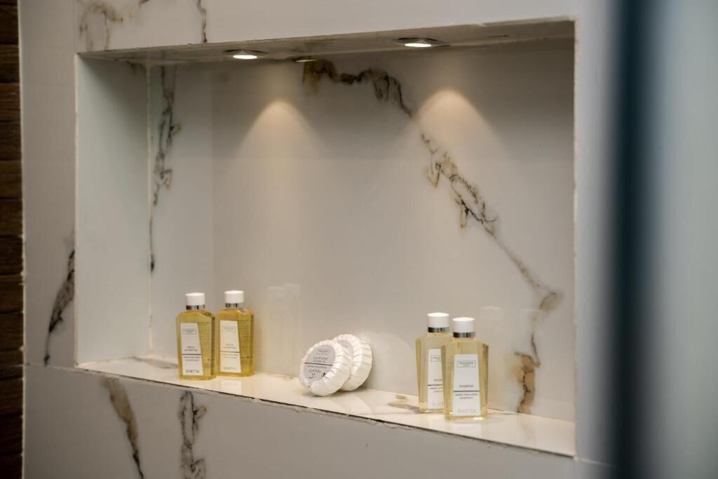 Dusche, kostenlose Toilettenartikel, Haartrockner, Handtücher