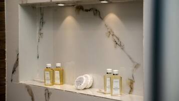 Dusche, kostenlose Toilettenartikel, Haartrockner, Handtücher