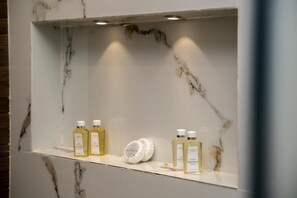 Shower, perlengkapan mandi gratis, pengering rambut, dan handuk