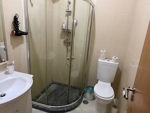 Shower, hair dryer, towels, soap - Apartment near Gamboa restaurant (Praia)