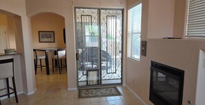 Interior - Beautiful 3-bedroom 2-bath house with new AC in charming Tucson gated community (Tucson)