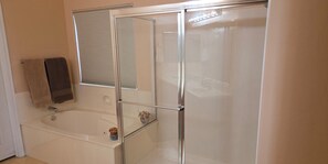 Een douche, een haardroger, handdoeken, zeep