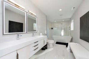Shower, hair dryer, towels, soap - Spacious 5 BR Home w/ Pool, Outdoor Grill + Bar (Indianapolis)