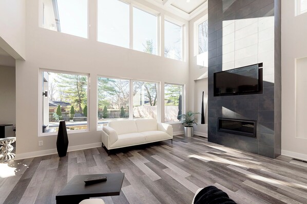 Smart TV, computer monitors