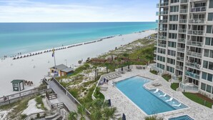 Ein Resort mit Pool, Strand und Meerblick.