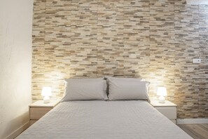 Tabla de planchar con plancha, wifi y ropa de cama 
