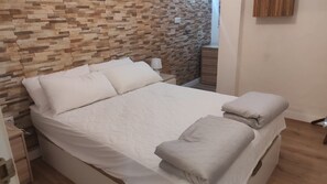 Iron/ironing board, bed sheets