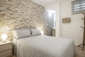 Tabla de planchar con plancha, wifi y ropa de cama 
