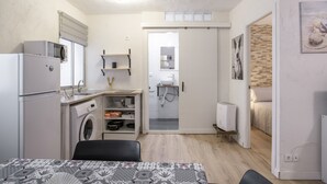 A compact kitchen with a microwave, washing machine, and a small sink. - Apartment ‘Vacacional En Vejer’ (Vejer de la Frontera)