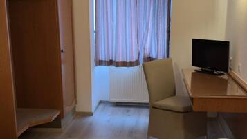 Single Room | In-room safe, desk, free WiFi