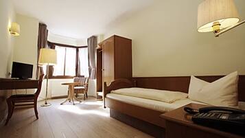 單人房 | 房內夾萬、書桌、免費 Wi-Fi