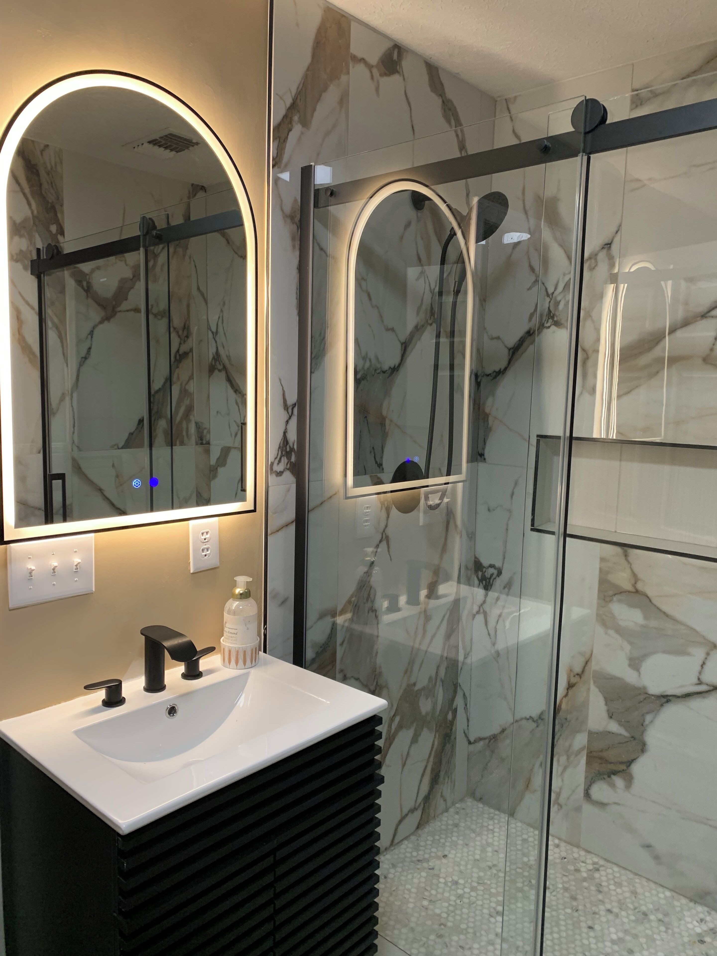 Douche, sèche-cheveux, serviettes fournies, savon