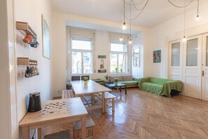 Living area - Spicy Hostel (Budapest)