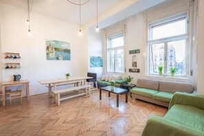 Living area - Spicy Hostel (Budapest)