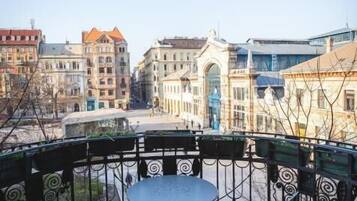 Deluxe Shared Dormitory | Outdoor dining