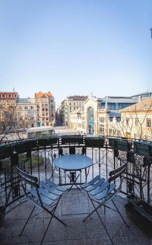 Deluxe Shared Dormitory | Outdoor dining - Spicy Hostel (Budapest)