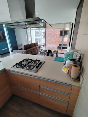Microwave, oven, coffee/tea maker, toaster - Large furnished apartment 2 bedrooms 4 guests on Finland and Sweden Quito (Quito)