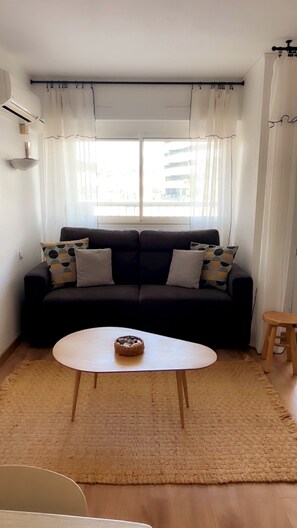 Living area - Lovely 4-bed air-conditioned studio with balcony - walking distance to beach, Cap d'Agde (Agde)