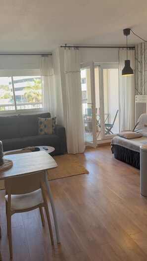 Smart TV, books, stereo - Studio Renovated 4 sleeps Clim balcony Parking port beach swimming pool Cap d'Agde (Agde)